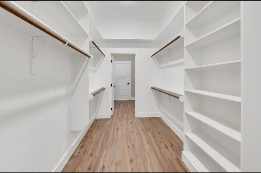 Larsen Homes & Consulting Waco Texas Walk-in Closet